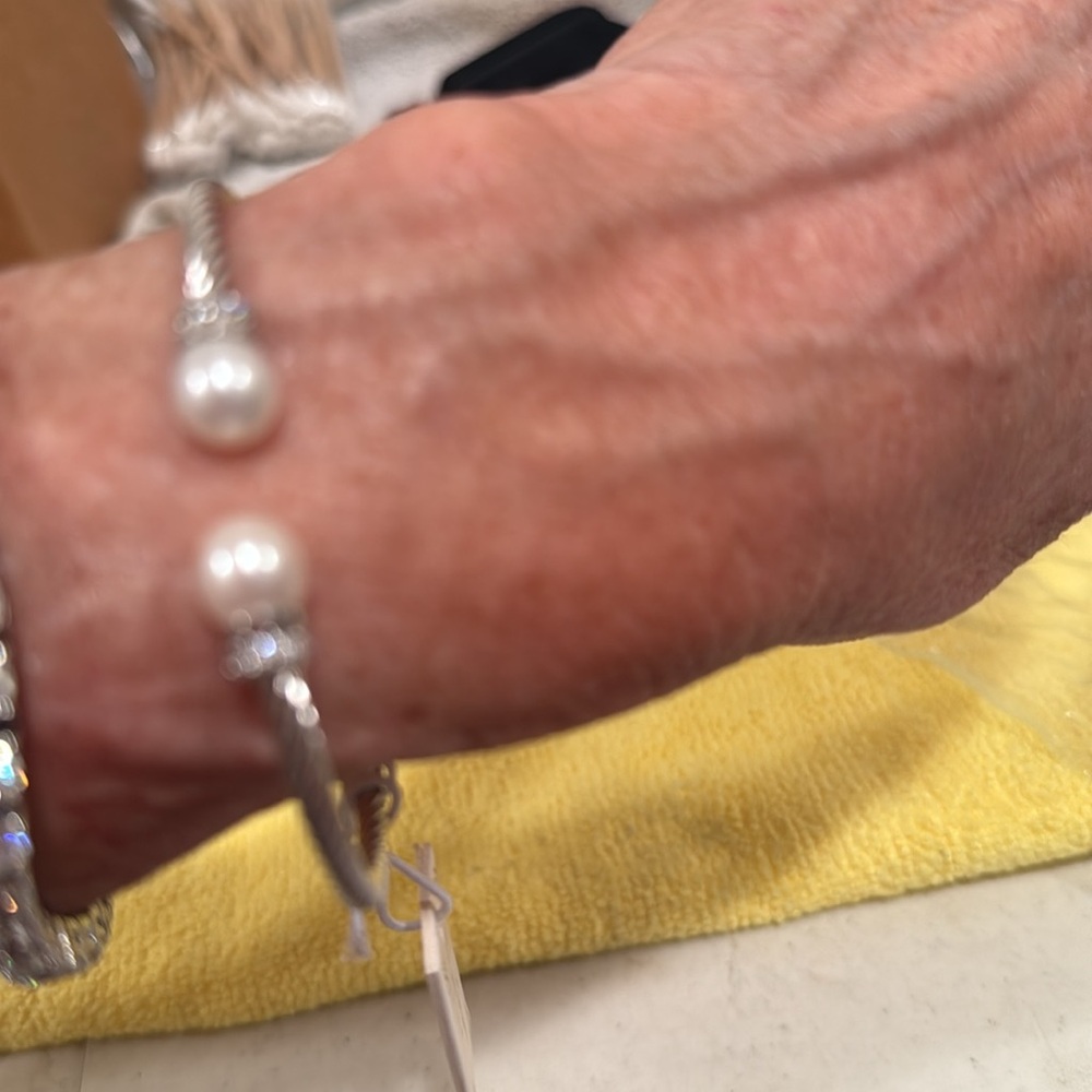 Sterling, silver and pearl bracelet with Crystal diamonds. Beautiful. - Picture 9 of 12